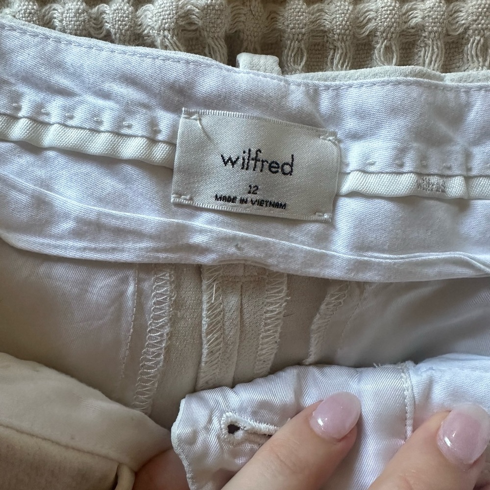 Aritzia Wilfred Slacks sz 12, minor stain on knee.